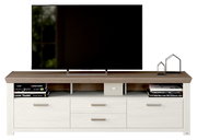 Frontale Ansicht eines modernen Lowboards mit Holzoberfläche, Schubladen und offenen Fächern, dekoriert mit Büchern und Metallfiguren, darauf steht ein großer Flachbildfernseher.