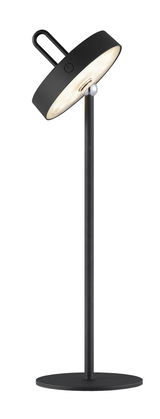 Moderne schwarze Tischleuchte AMAG mit rundem Lampenschirm und schlankem Standfuß, seitliche Perspektive