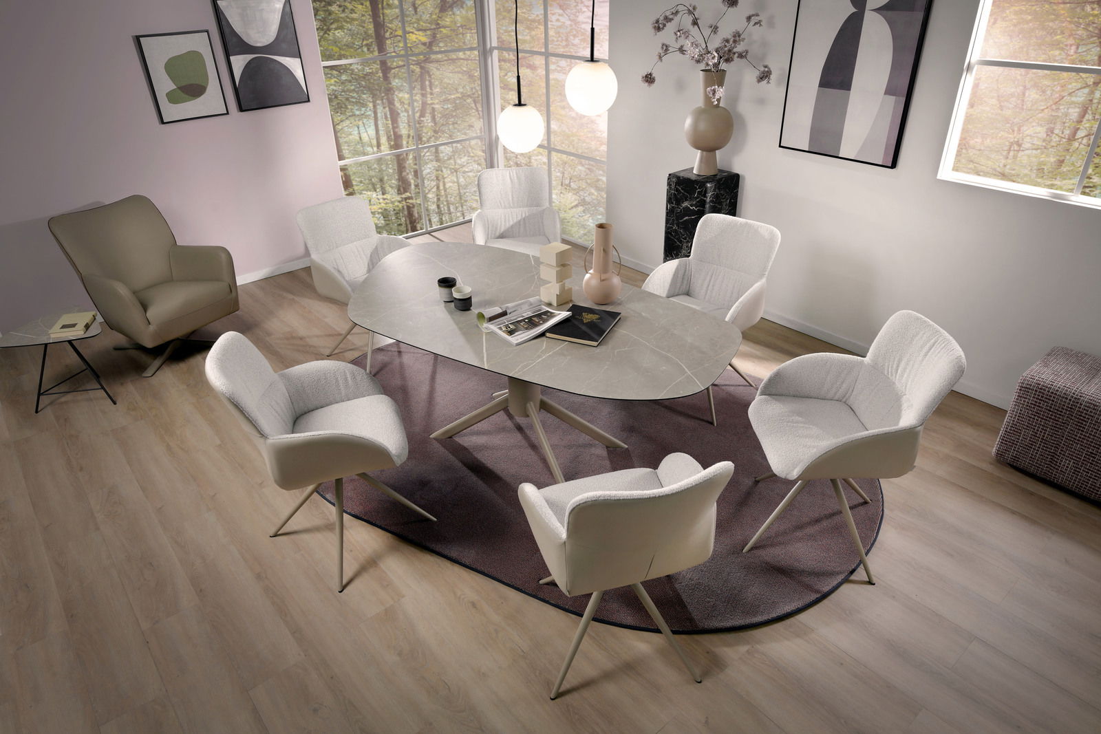 Moderner Esstisch mit ovaler Steinplatte und sechs gepolsterten Stühlen in einem stilvollen Esszimmer, seitliche Perspektive.