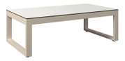 Moderner rechteckiger Tisch mit hellem Holzfurnier und beigen Metallbeinen, seitliche Perspektive