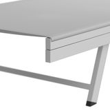 Nahaufnahme der Ecke einer modernen, weißen Sonnenliege mit klaren Linien und minimalistischem Design, seitliche Perspektive.