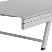 Nahaufnahme der Ecke einer modernen, weißen Sonnenliege mit klaren Linien und minimalistischem Design, seitliche Perspektive.