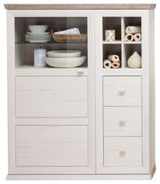 Weißes Highboard mit Glastür und Schubladen, gefüllt mit Geschirr und Dekorationen, frontal betrachtet.