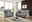 Graues 2er-Sofa in modernem Wohnzimmer, seitliche Perspektive