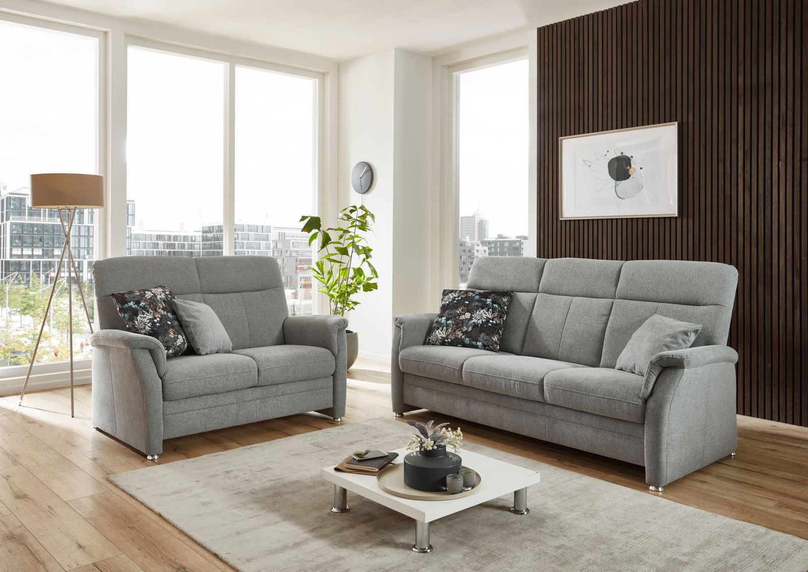 Beldomo Comfort Sofa 2er ZARA Graues 2er-Sofa in modernem Wohnzimmer, seitliche Perspektive
