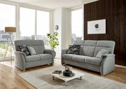 Graues 2er-Sofa in modernem Wohnzimmer, seitliche Perspektive