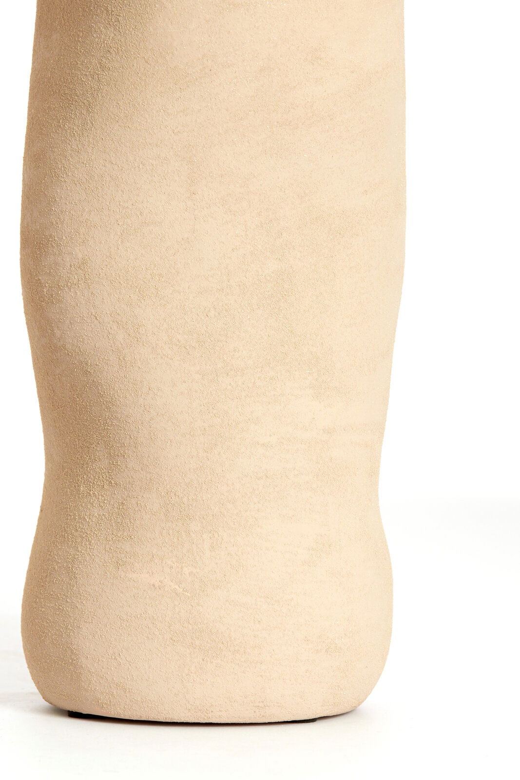 Nahaufnahme einer sandfarbenen Vase mit strukturierter Oberfläche, seitliche Perspektive