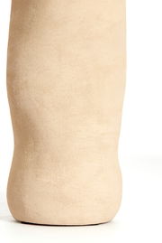 Nahaufnahme einer sandfarbenen Vase mit strukturierter Oberfläche, seitliche Perspektive