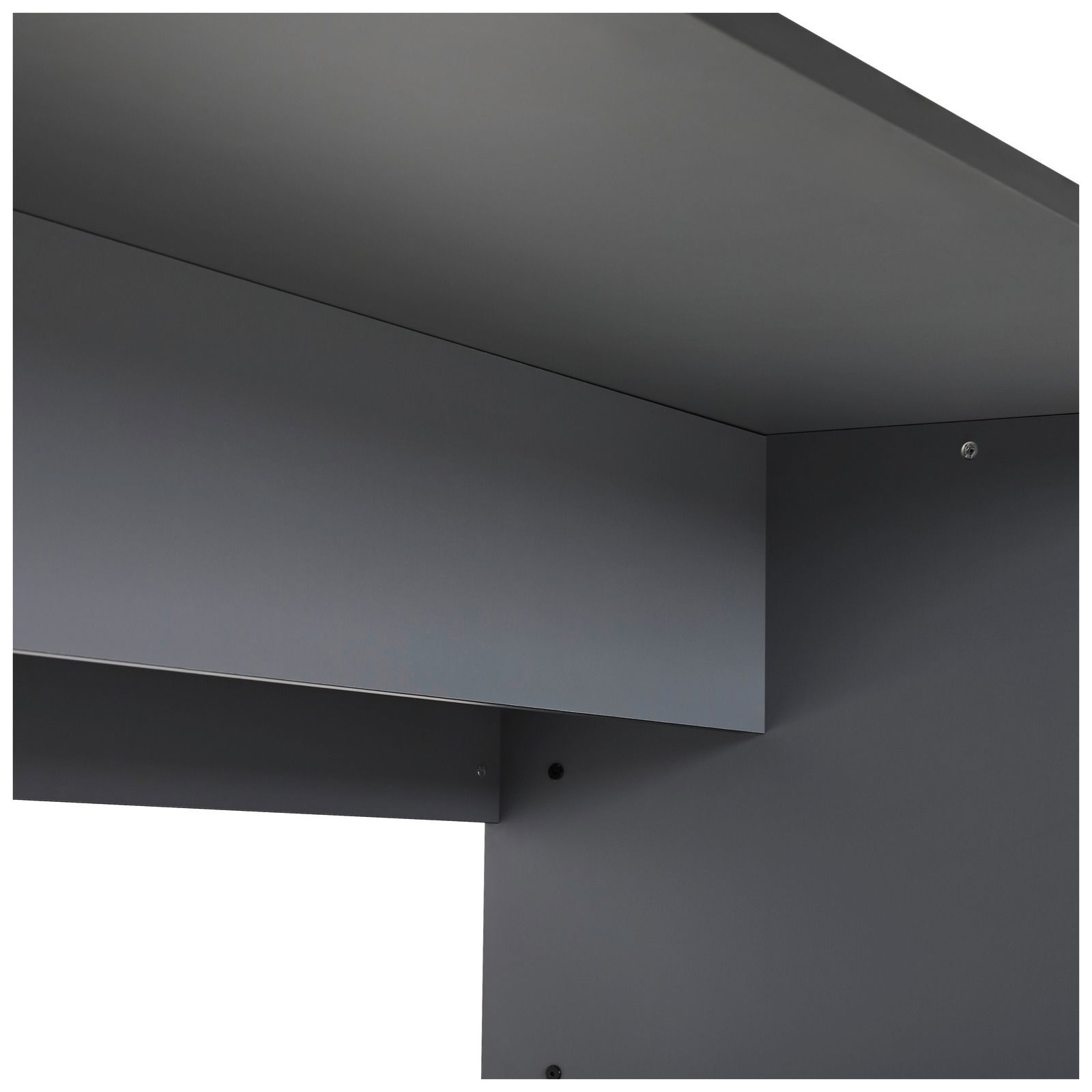 Detailansicht eines Gamingtisches aus dunklem Material, Perspektive von unten auf die Tischplatte und die Verbindungselemente.