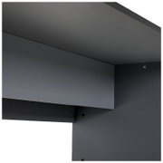 Detailfoto van een gamingtafel van donker materiaal, gezien van onderaf op het tafelblad en de verbindingselementen.