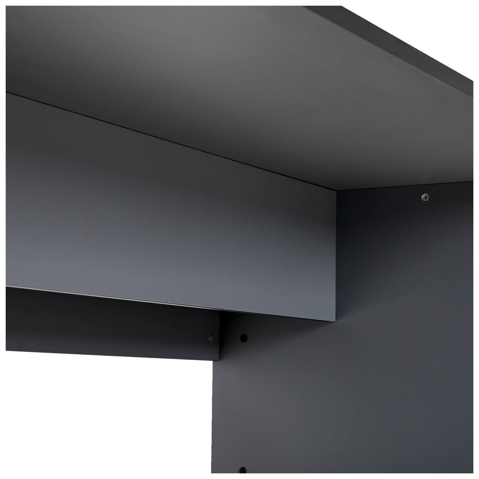 Detailfoto van een gamingtafel van donker materiaal, gezien van onderaf op het tafelblad en de verbindingselementen.