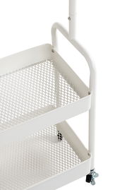 Nahaufnahme einer weißen Rollgarderobe mit zwei Gitterablagen und Rollen, seitliche Perspektive.