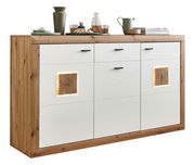 Modernes Sideboard aus Holz mit weißen Fronten, dekorativen Holzelementen und stilvollen Accessoires, seitliche Perspektive.