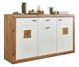 Modernes Sideboard aus Holz mit weißen Fronten, dekorativen Holzelementen und stilvollen Accessoires, seitliche Perspektive.