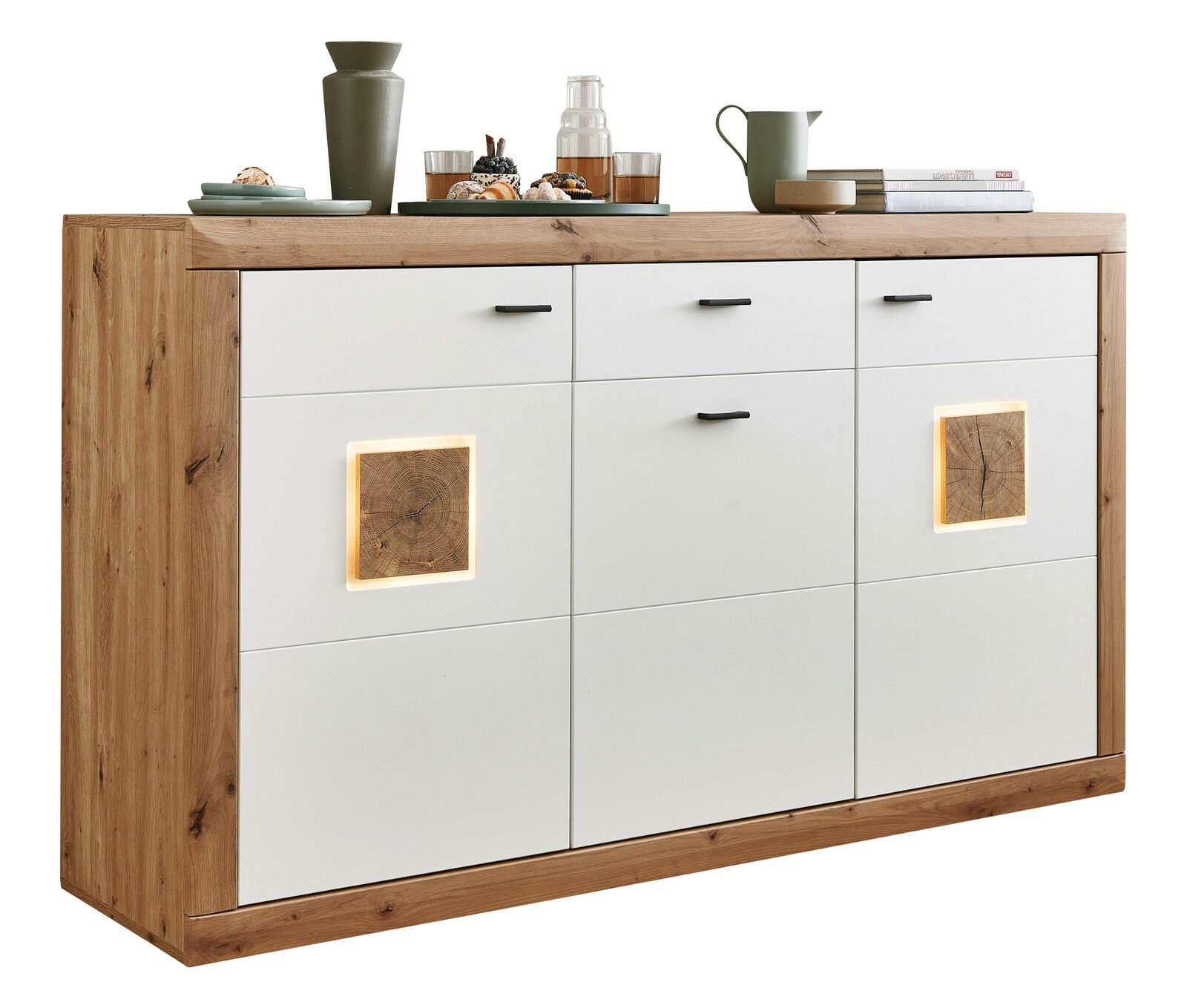 Modernes Sideboard aus Holz mit weißen Fronten, dekorativen Holzelementen und stilvollen Accessoires, seitliche Perspektive.