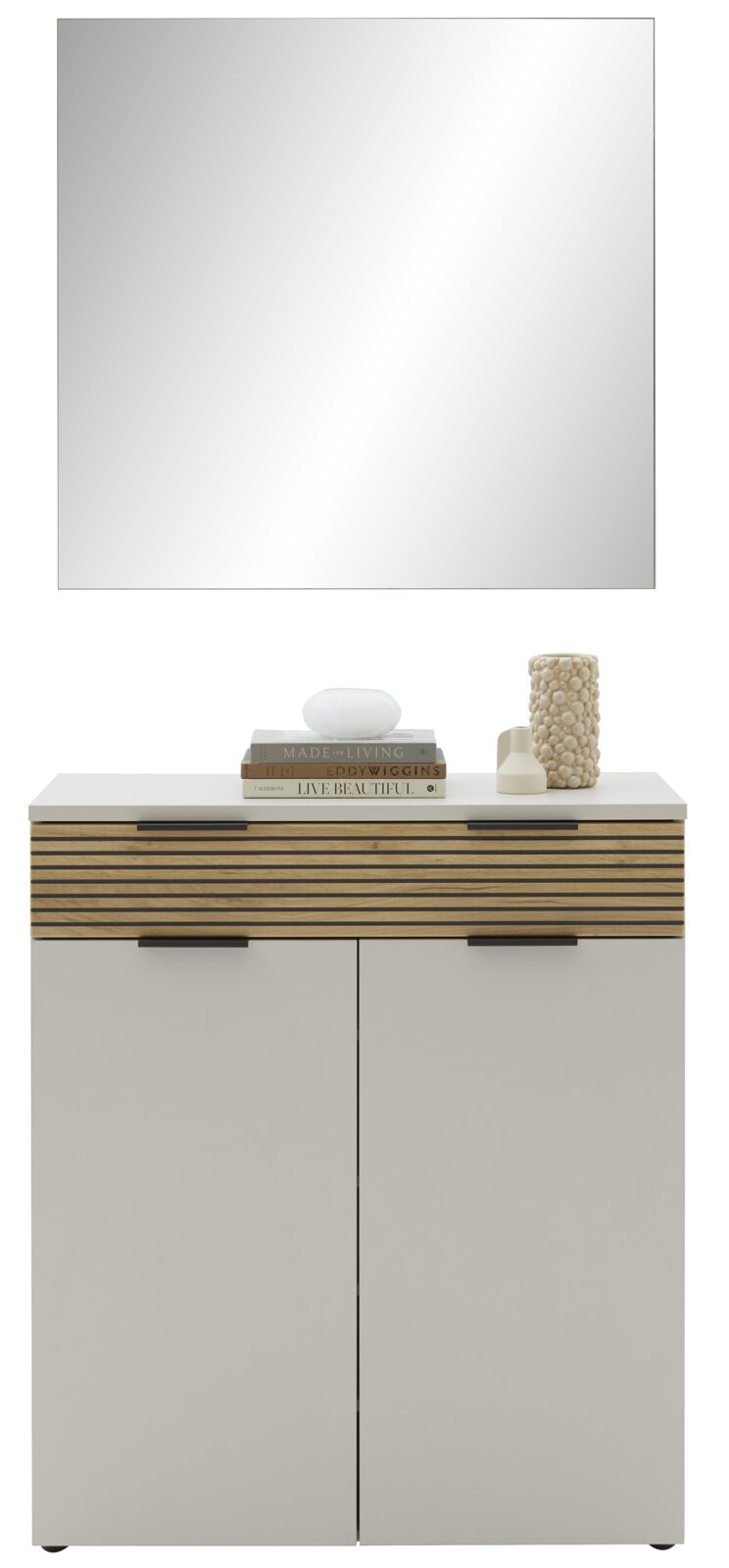 Voleo Garderoben-Set INDO Modernes Sideboard/Badschrank in Weiß mit Holz-Lamellenfront und schwarzen Griffen, darüber quadratischer Spiegel; frontal aus leichter Untersicht fotografiert, dekoriert mit Büchern und Vase.