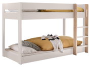 Weißes Etagenbett mit Holzleiter, seitliche Perspektive, mit Bettwäsche und Kinderpyjama dekoriert.