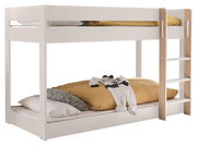 Weißes Etagenbett mit Holzleiter, seitliche Perspektive, mit Bettwäsche und Kinderpyjama dekoriert.