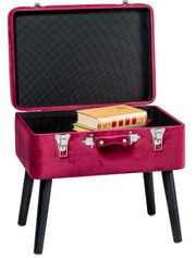 Kofferhocker in Rot mit geöffnetem Deckel, gefüllt mit Büchern, auf schwarzen Beinen, seitliche Perspektive