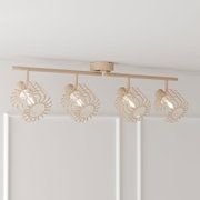 Beige Deckenleuchte mit vier schwenkbaren Spots und geometrischen Gitter-Lampenschirmen auf einer Schiene, Ansicht leicht von unten in einem hellen Raum