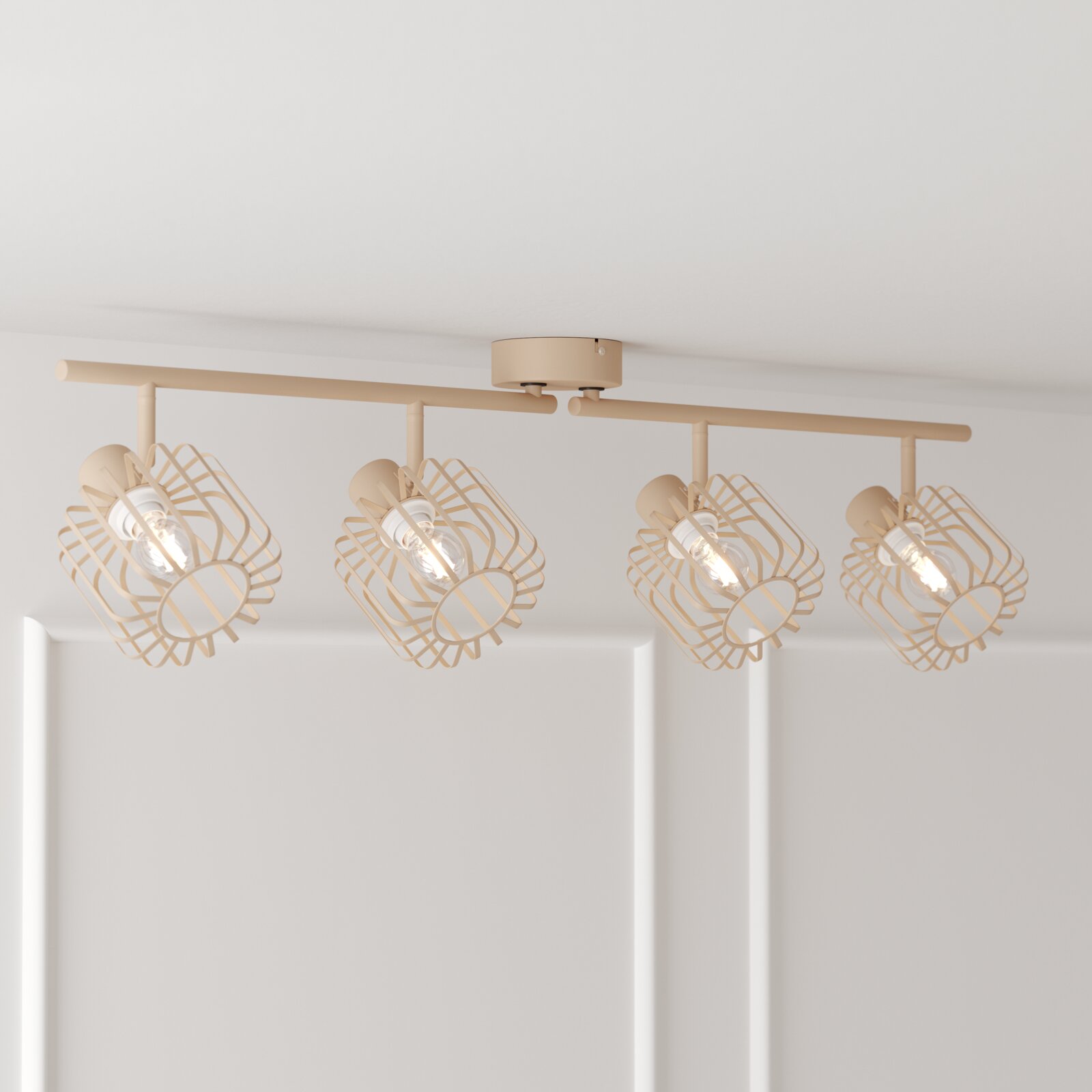 Beige Deckenleuchte mit vier schwenkbaren Spots und geometrischen Gitter-Lampenschirmen auf einer Schiene, Ansicht leicht von unten in einem hellen Raum