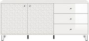 Weiße Sideboard-Kommode mit 3D-geprägten Türen links, drei glatten Schubladen rechts, schwarzen Knöpfen und schwarzen Metallbeinen, Frontansicht.
