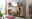 Moderner Badezimmer-Midischrank in Holzoptik, frontal fotografiert, Teil eines stilvollen Badezimmersetups mit Waschbecken und Spiegel.