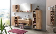 Moderner Badezimmer-Midischrank in Holzoptik, frontal fotografiert, Teil eines stilvollen Badezimmersetups mit Waschbecken und Spiegel.