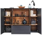 Geöffnetes Highboard mit dunkler Außenfarbe und Holzinneinrichtung, gefüllt mit Büchern, Gläsern und Dekorationsgegenständen, aus frontaler Perspektive.