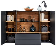 Geöffnetes Highboard mit dunkler Außenfarbe und Holzinneinrichtung, gefüllt mit Büchern, Gläsern und Dekorationsgegenständen, aus frontaler Perspektive.