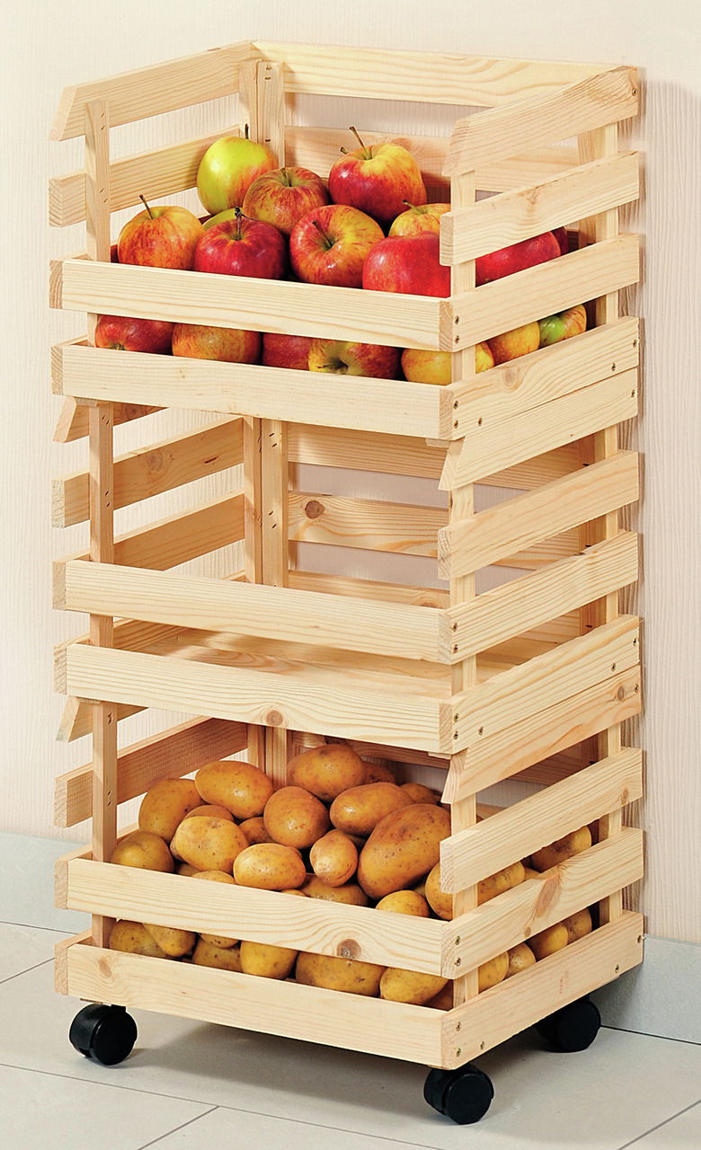 Kesper Kartoffel- und Obsthorde 3-tlg. Holzregal mit drei Etagen, gefüllt mit Äpfeln und Kartoffeln, auf Rollen, seitliche Perspektive