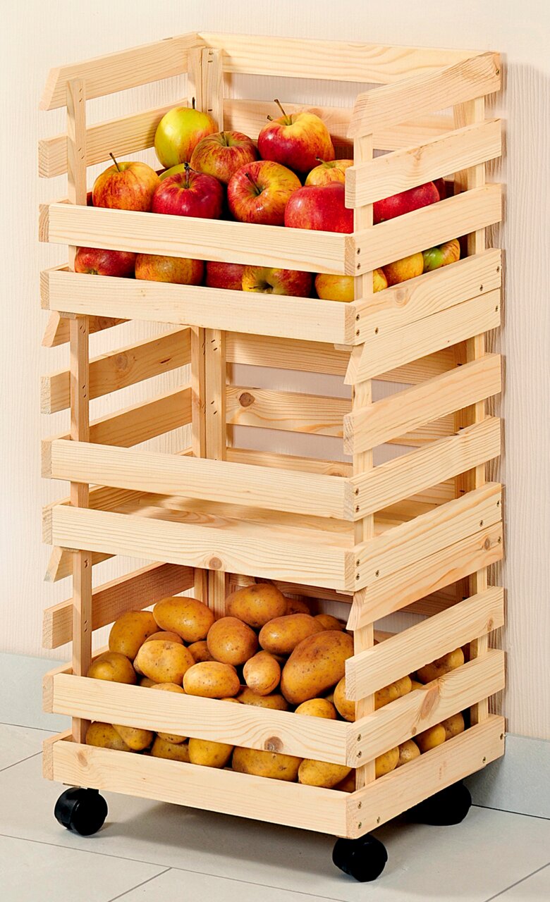 Holzregal mit drei Etagen, gefüllt mit Äpfeln und Kartoffeln, auf Rollen, seitliche Perspektive