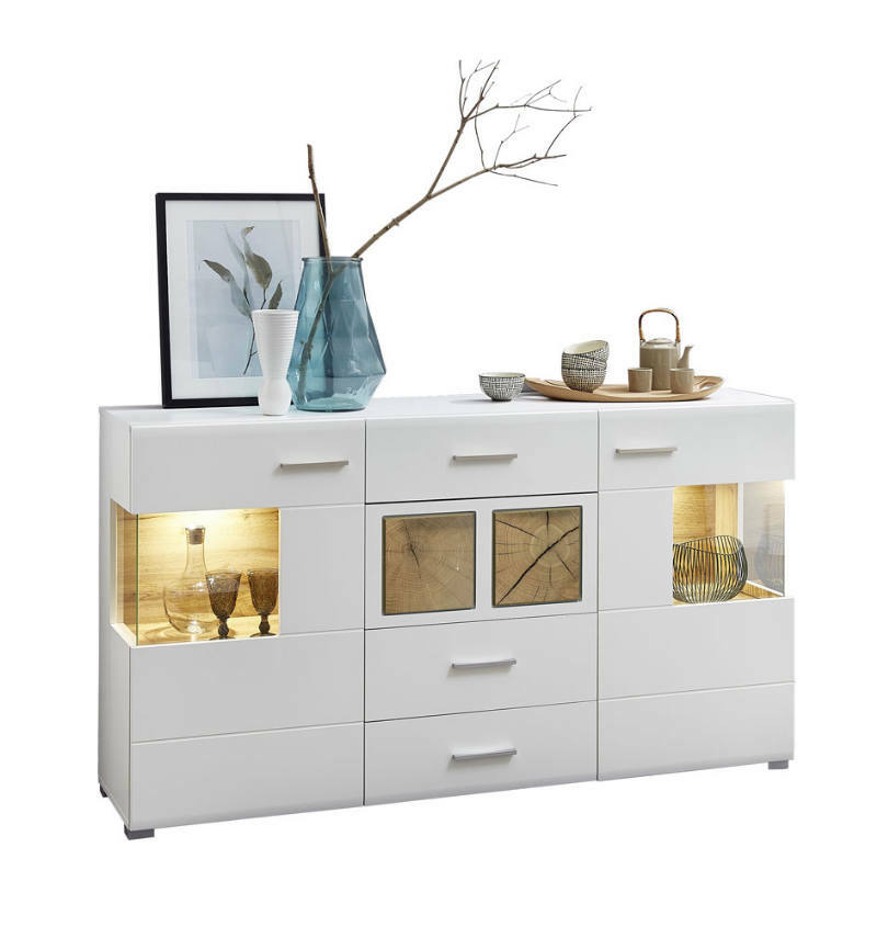 Modernes weißes Sideboard mit Glasvitrinen und dekorativen Elementen, seitliche Perspektive