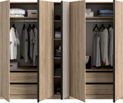 Geöffneter Kleiderschrank in heller Holzoptik mit drei Bereichen, Kleiderstangen, Regalböden und Schubladen, mit Kleidung und Aufbewahrungsboxen, Frontansicht leicht schräg von vorn