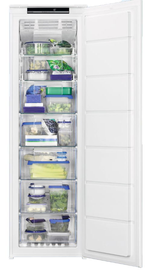 Einbaugefrierschrank mit geöffneter Tür, gefüllt mit verschiedenen Lebensmitteln in transparenten Schubladen, Frontansicht
