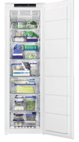 Einbaugefrierschrank mit geöffneter Tür, gefüllt mit verschiedenen Lebensmitteln in transparenten Schubladen, Frontansicht