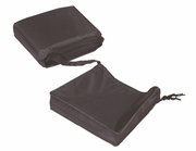 Schwarze Schutzhülle für Schirme, flach zusammengelegt und geöffnet, aus der Vogelperspektive.