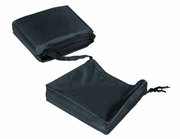 Schwarze Schutzhülle für Schirme, flach zusammengelegt und geöffnet, aus der Vogelperspektive.