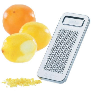 GEFU Zitronenreibe- und Gewürzreibe DAS ORIGINAL Zitronenreibe aus Metall in Nahaufnahme, umgeben von Zitronen und geriebener Zitronenschale.
