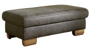 XXL-Hocker in seitlicher Perspektive mit grauem Bezug und Holzfüßen