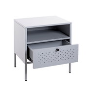 Silberner Nachttisch/Beistellschrank aus Metall mit offenem Fach und herausgezogener Schublade mit Lochmuster, freigestellt auf weißem Hintergrund, Perspektive: leicht schräg von vorne