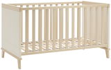 Babybett aus hellem Holz mit Gitterstäben, seitliche Perspektive