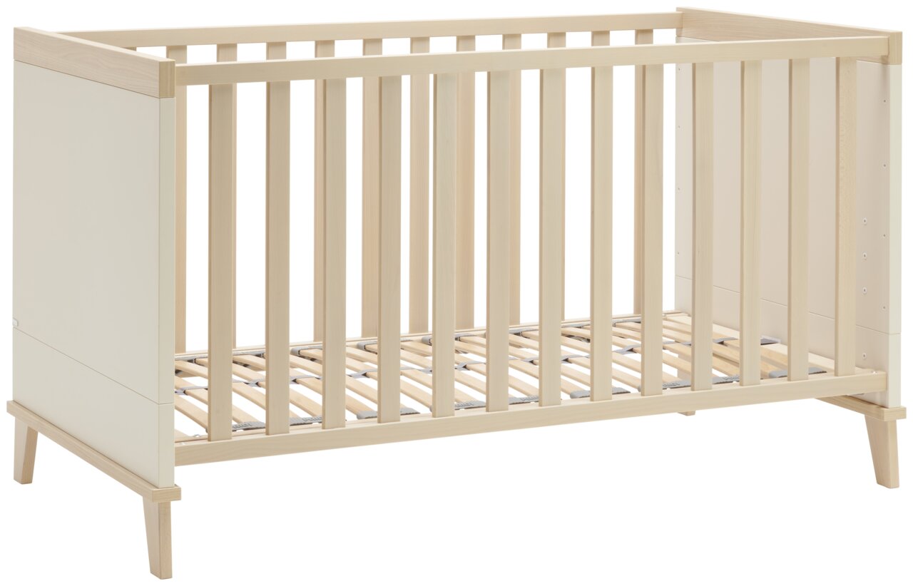 Babybett aus hellem Holz mit Gitterstäben, seitliche Perspektive