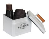 Weiße Badbox mit Deckel, gefüllt mit einer schwarzen Flasche und einem dunklen Handtuch, aus seitlicher Perspektive.