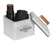 Weiße Badbox mit Deckel, gefüllt mit einer schwarzen Flasche und einem dunklen Handtuch, aus seitlicher Perspektive.