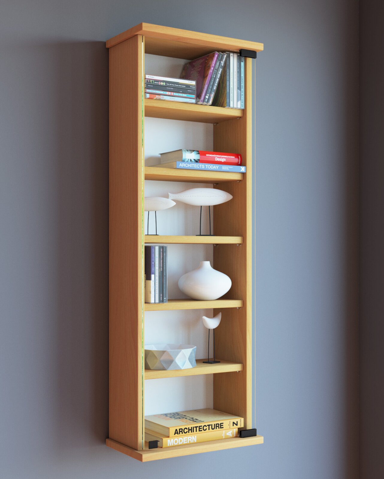 Schmales, hohes Bücherregal aus hellem Holz mit mehreren Regalböden, bestückt mit Büchern und Dekoobjekten, freistehend vor grauer Wand, Ansicht schräg von vorn.
