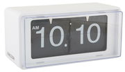 Retro Flip-Uhr von KARLSSON in Weiß, zeigt die Zeit 10:10 AM an, seitliche Perspektive