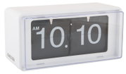 Retro Flip-Uhr von KARLSSON in Weiß, zeigt die Zeit 10:10 AM an, seitliche Perspektive