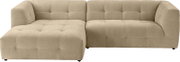Beiges, gepolstertes Ecksofa mit linksseitiger Ottomane/Longchair und quadratischer Steppung, Ansicht schräg von vorne