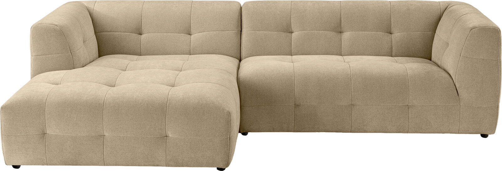 Beiges, gepolstertes Ecksofa mit linksseitiger Ottomane/Longchair und quadratischer Steppung, Ansicht schräg von vorne